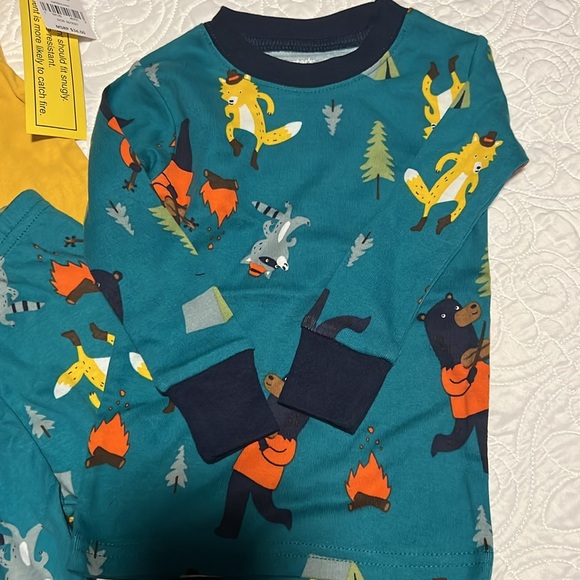 Carters 4 piece PJ set size 18 months - Picture 3 of 6